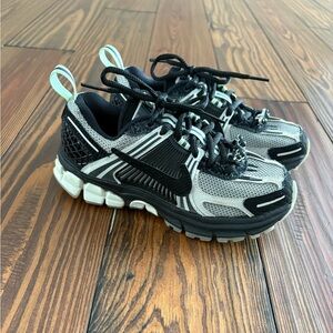 Nike Vomero 5 Black and Gray Athletic Shoes Size Youth 1